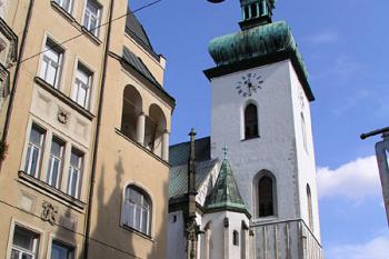 Čelo kostela ( © Roman Řezáč 07/2004)