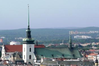 kostel sv. Jakuba v pohledu z věže katedrály na Petrově ( © Jan P. Štěpánek 06/2009)