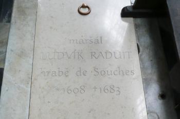 náhrobní deska maršála Ludvíka Rauita hraběte de Souches (1608 - 1683) v presbyteriu kostela  ( © Jan P. Štěpánek 06/2009)