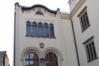 dostavba z let 1906–1913 se secesními prvky (© Milan Caha  03/2016)