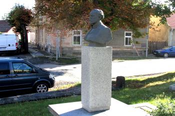 Busta Antonína Dvořáka ve Zlonicích u Slaného. (© Pavel Vítek  08/2026)