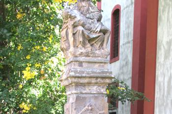 Socha Piety před kostelem sv. Bartoloměje a Nanebevzetí Panny Marie v Doksech. (© Pavel Vítek  09/2026)
