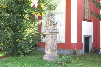 Socha Piety před kostelem sv. Bartoloměje a Nanebevzetí Panny Marie v Doksech. (© Pavel Vítek  09/2026)