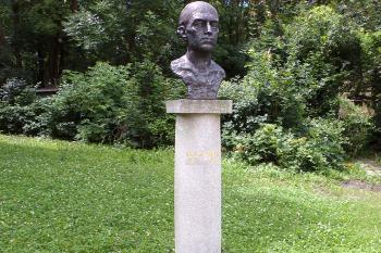 Pomník básníka Josefa Hory v Roudnici nad Labem. (© P© Pavel Vítek  08/2020)