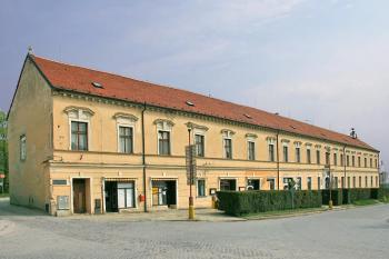Hlavní průčelí ( © Luděk Pitter 04/2006)