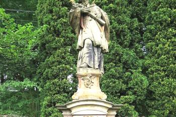 Socha sv. Jana Nepomuckého v Horních Heřmanicích v okrese Ústí nad Orlicí. (© Pavel Vítek  09/2026)