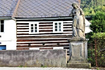 Socha sv. Rozálie ve Sloupu v Čechách. (© Pavel Vítek  10/2025)