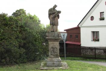 Socha sv. Jana Nepomuckého v obci Cotkytle v okrese Ústí nad Orlicí. (© Pavel Vítek  09/2026)