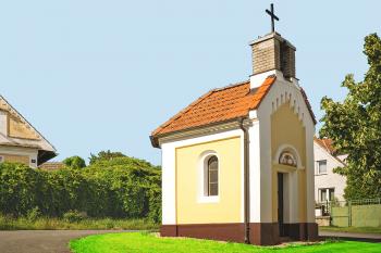 Kaplička v obci Bečice v okrese Tábor. (© Pavel Vítek  08/2024)