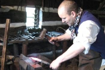 V kovárně ze Starého Bydžova (© Vladimír Rišlink, 08/2012)