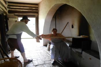 Pečení chleba v rychtě z Bradlecké Lhoty (© Vladimír Rišlink, 08/2012)