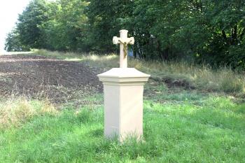 Kříž na výjezdu ze Zlonic, města v okrese Kladno. (© Pavel Vítek  08/2026)