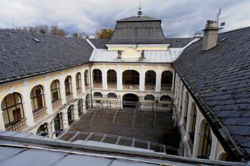 pohled ze střechy do nádvoří (© Jan Čadílek, 03/2014)