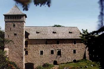 Nádvoří a hrad (©1992 Jiří Čížek)