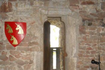 Sedlový portálek vedoucí k prevétu ve 2. patře jižního paláce (© Jan Večeřa, 05/2015)