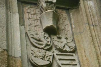 Reliéf s erby na 1. bráně, vpravo dole páni z Kunštátu (© Jan Večeřa, 05/2015)