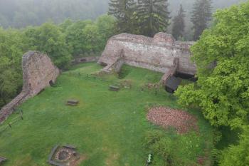 Objekt severního paláce pohledem z vyhlídkového ochozu věže (© Jan Večeřa, 05/2015)
