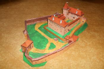 Autorova vize podoby hradu ve formě papírového modelu (© Vojtěch Barcal, 03/2018)