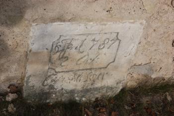 Základní kámen kostela v jižní stěně presbytáře ( © Ivan Grisa 11/2009)