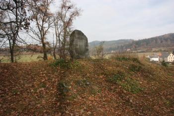 Pomník proti vstupu do kostela ( © Ivan Grisa 11/2009)