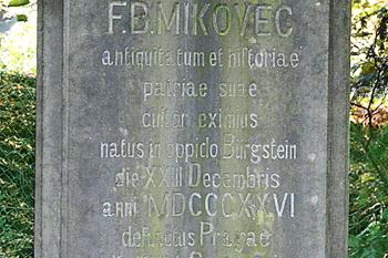 Hrob F. B. Mikovce ve Sloupu v Čechách. (© Pavel Vítek  10/2025)