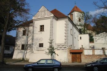 bývalá fara, nyní tzv.zámek (© D Dohňanský, 11/2014)