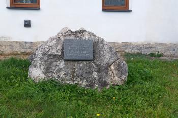 Pamětní kámen předrodným domem (© Ivo Rozehnal  10/2026)
