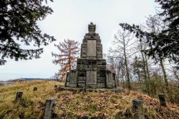 památník (© Alexej Kokorev 11/2021)
