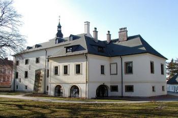 jižní křídlo od východu ( © Pavel Zany Komárek 30.3.2002)
