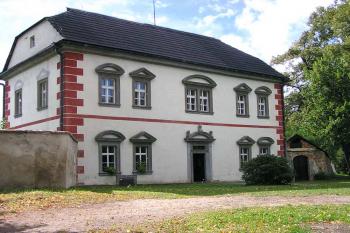 Hlavní průčelí ( © Luděk Pitter 09/2004)
