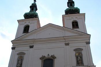 Dvě věže v čele kostela ( © Roman Řezáč 07/2004)