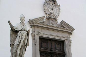 Vstupní portál ( © Roman Řezáč 07/2004)