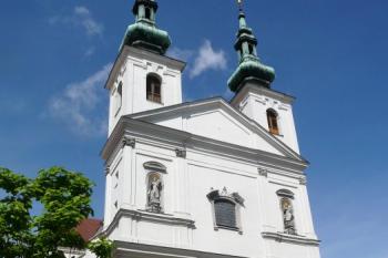 hlavní dvouvěžové průčelí kostela ( © Jan P. Štěpánek 06/2009)