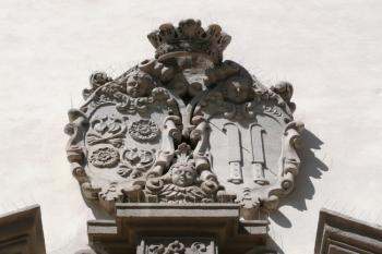 patronátní erbovní kartuše nad hlavním vstupem do kostela ( © Jan P. Štěpánek 06/2009)
