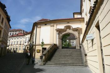 schodiště k portálu do areálu bývalého kláštera ( © Jan P. Štěpánek 06/2009)