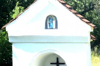 Výklenková kaple sv. Aloise Gonzagy ve Skalce u Doks. (© Pavel Vítek  09/2026)