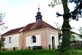Kaplička v Podboří, místní části Opařan, v okrese Tábor. (© Pavel Vítek  08/2024)