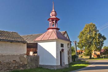 Kaple ve Slavňovicích, části obce Stádlec v okrese Tábor. (© Pavel Vítek  05/2024)