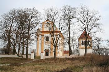 Areál kostela a zvonice od západu ( © Ivan Grisa 11/2008)