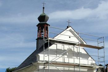 Kaple Nejsvětější Trojice a Panny Marie ve Žďáru, části města Doksy. (© Pavel Vítek  09/2026)