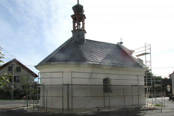 Kaple Nejsvětější Trojice a Panny Marie ve Žďáru, části města Doksy. (© Pavel Vítek  09/2026)