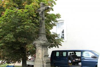 Kříž před kostelem v obci Cotkytle v okrese Ústí nad Orlicí. (© Pavel Vítek 09/2026)
