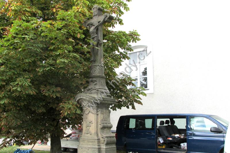 kříž před kostelem kříž před kostelem