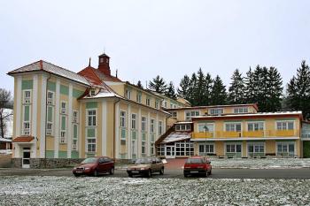 Pohled od severovýchodu ( © Luděk Pitter 11/2005)