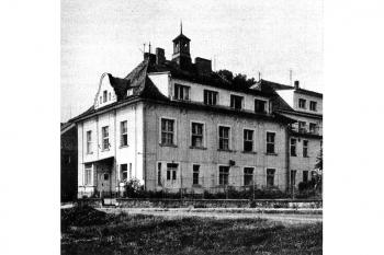 Zámek z poloviny 20. stol. (Kolektiv autorů, Hrady, zámky a tvrze v Čechách, na Moravě a ve Slezku, Svoboda 1985, IV, foto V. Hyhlík)