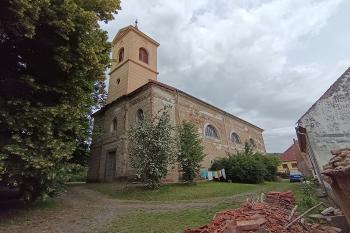 pohled na kostel z jihozápadu (© Jaroslav Špiroch  6/2026)