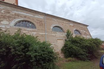 jižní strana lodi kostela se zazděným bočním vchodem (© Jaroslav Špiroch  6/2026)