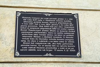 nápisová deska u hlavního vstupu do kostela (© Jaroslav Špiroch  6/2026)