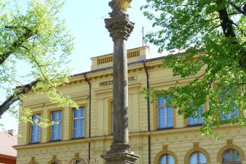 Mariánský sloup poblíž kostela (© František Kinař, 04/2012)