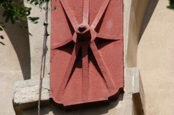 Nápisová deska s datem poslední opravy na jižním boku lodi ( © Ivan Grisa 07/2009)